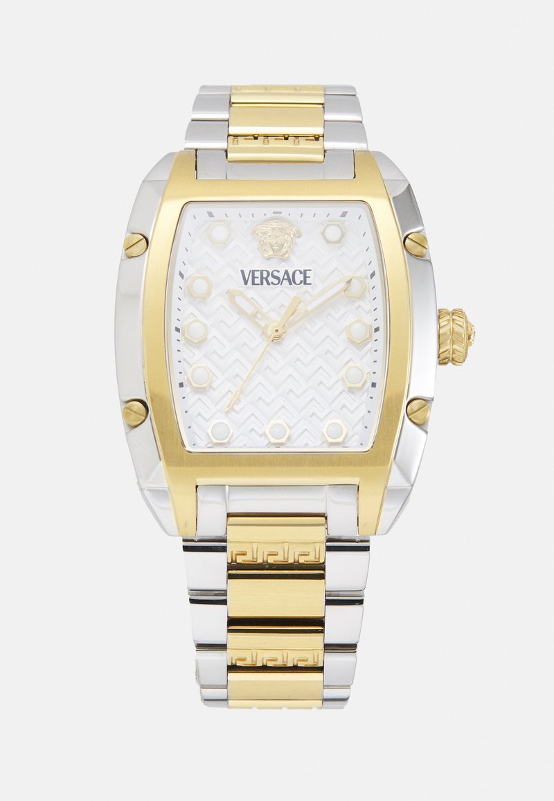 Relógio Versace com um mostrador retangular branco, detalhes em ouro e uma pulseira bicolor de prata e ouro com um padrão geométrico.