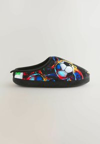 Ciabatta nera con tomaia in tessuto morbido decorata con un colorato design di pallone da calcio, suola testurizzata e punta arrotondata.