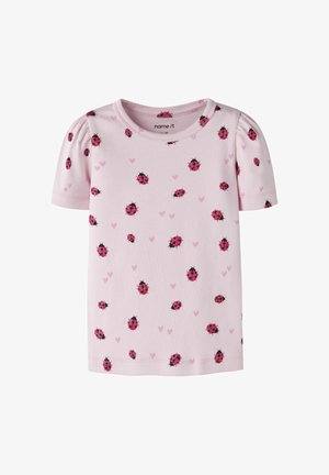 Ανοιχτό ροζ κοντομάνικο παιδικό μπλουζάκι με φουσκωτούς ώμους, διακοσμημένο με σκορπισμένες κόκκινες πασχαλίτσες και μικρές ροζ καρδιές.
