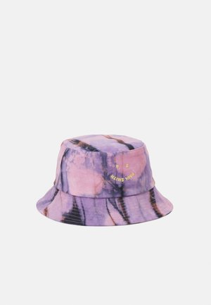 Fioletowo-różowy kapelusz typu bucket z efektem tie-dye, z uśmiechniętą twarzą i żółtym napisem „PAUL SMITH” z przodu.