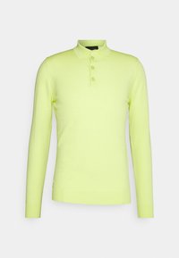 Svetr s dlouhým rukávem v jasné žlutozelené barvě, vyrobený z měkké látky, s klasickým límečkem a knoflíkovou légou se třemi knoflíky.