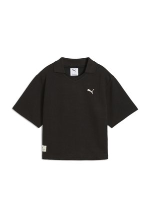 Polo negro de tejido texturizado, con cuello en V, mangas cortas y un logo blanco en contraste en el pecho y en la etiqueta.