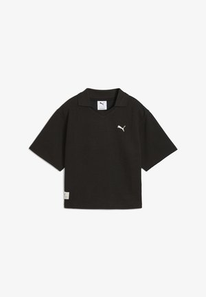 Černé polo tričko vyrobené z texturované látky, s výstřihem do V, krátkými rukávy a kontrastním bílým logem na hrudi a na etiketě.