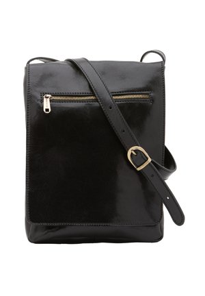 Borsa a tracolla in pelle nera con tasca frontale con zip e tracolla regolabile con fibbia dorata, mostrata su sfondo bianco.