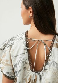 Next SHORT SLEEVE PLEAT FRONT - Blus - ecru palm print