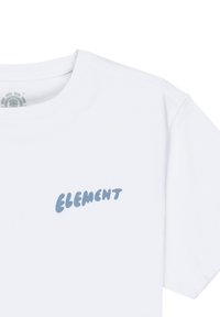 Weißes Kurzarm-T-Shirt mit blauer "ELEMENT"-Schrift auf der linken Brust und einem teilweise sichtbaren Logo innen am Kragen.