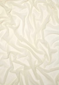 Lys beige gennemsigtig stof med en blød, krøllet tekstur, der viser bløde bølger og folder over overfladen, hvilket skaber et delikat udseende.