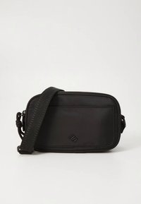 Mustast siledast kangast valmistatud õlakott, millel on esitasku, reguleeritav rihm ja ees peene logo detail.