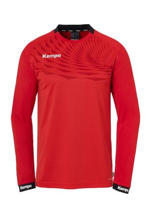 Rød sportstrøje med lange ærmer med sort krave og manchetter, geometrisk mønster på øverste bryst og "Kempa" logo på bryst og manchetter.
