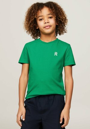 T-shirt verde a maniche corte con collo a giro; presenta un logo bianco sul lato sinistro del petto; realizzato in tessuto morbido con un design aderente.