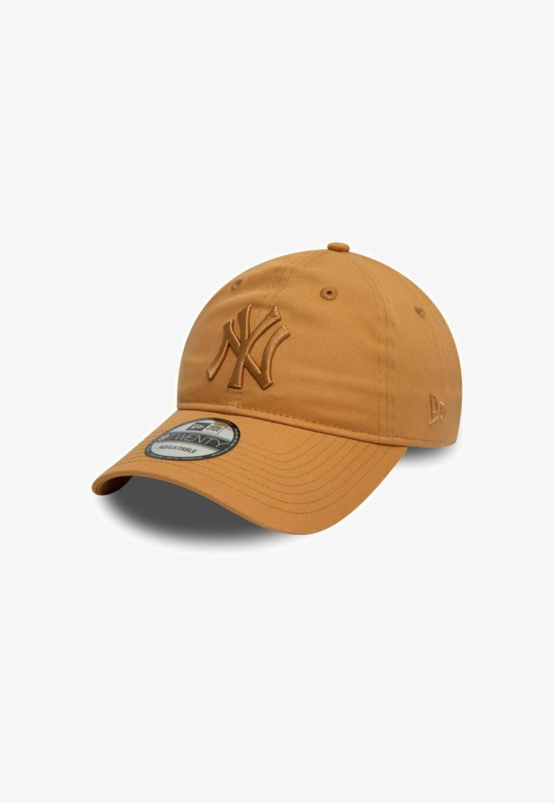 Gorra New Era de tela marrón claro. Presenta el logotipo de NY en relieve, visera curva y correa ajustable. Superficie texturizada con acentos cosidos.
