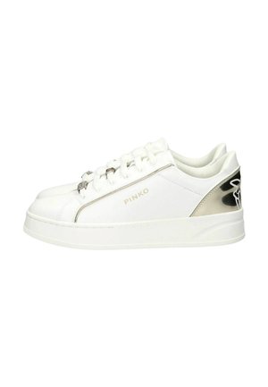 Hvide lave sneakers med tykke såler, detalje i metallisk sølv på hælen, snørelukning forrest og "PINKO"-brandings på siden.