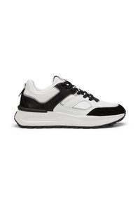 Sneaker bianco e nero realizzato in materiali in pelle e tessuto, design con lacci, punta arrotondata e colletto imbottito con suola testurizzata.