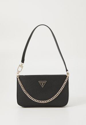 Borsa a tracolla nera in materiale sintetico con un design geometrico, accentuata da una catena dorata e una placca con logo triangolare. La tracolla è regolabile per una maggiore versatilità.