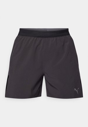 Svarta träningsshorts tillverkade av lättviktsmaterial, med en mesh midja och sidofickor för ökad andningsförmåga. Puma-logotyp i grått.