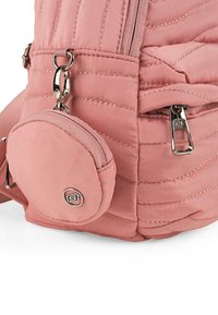 Mochila acolchada rosa con herrajes plateados, que cuenta con un compartimento principal con cremallera y un pequeño bolsillo redondo adjunto con un clip.