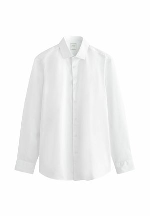 Fehér, hosszú ujjú ing, gombos elülső résszel, hegyes gallérral és lekerekített alsó résszel. Simás anyagból készült, látható minták vagy díszítések nélkül.