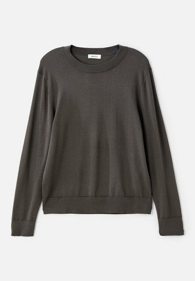 Tamsiai pilkas ilgomis rankovėmis puloveris, turintis apvalų iškirpimą ir rausvus rankogalius bei apačią, pagamintas iš lygaus, lengvo audinio.