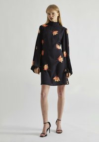 Glamorous HIGH-NECK SWING - Vestido informal - black orange flower