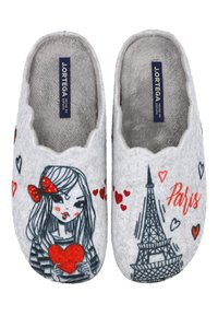 Zapatillas grises de felpa con borde festoneado, que presentan una ilustración de una niña, contornos en negro, corazones rojos y un elemento de la Torre Eiffel. El texto dice "París".