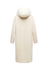 Lang romige coat met een fluffy textuur, capuchonontwerp en lange mouwen. Glad, zacht materiaal zonder zichtbare sluitingen.
