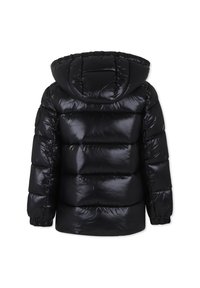 Doudoune noire avec une texture lisse et brillante, dotée d'une capuche, de poignets élastiques et d'un design matelassé. Pas de logos visibles ni de détails supplémentaires.