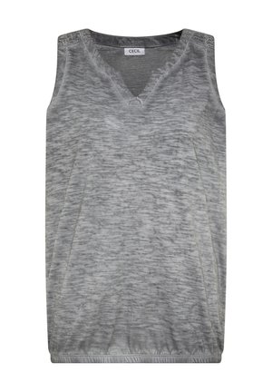 Top gris sin mangas con escote en V, con patrón texturizado sutil y dobladillo elástico, con etiqueta "CECIL" en el interior del escote.
