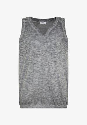 Top gris sin mangas con escote en V, con patrón texturizado sutil y dobladillo elástico, con etiqueta "CECIL" en el interior del escote.