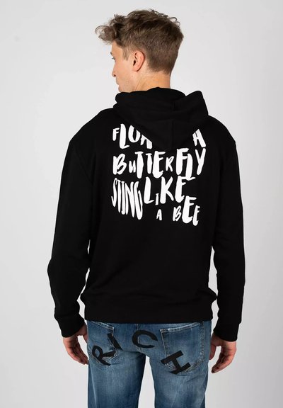 Felpa nera con cappuccio e testo bianco sulla schiena che recita "Fluttua come una farfalla, pungi come un'ape." Tessuto misto cotone, vestibilità comoda.