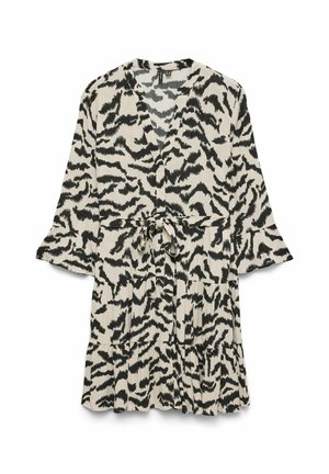 Robe mi-longue à imprimé animal noir et blanc avec manches 3/4, ceinture nouée à la taille, décolleté en V et ourlet à volants.