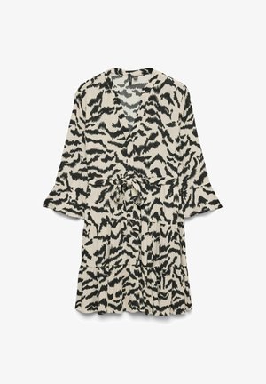 Robe mi-longue à imprimé animal noir et blanc avec manches 3/4, ceinture nouée à la taille, décolleté en V et ourlet à volants.