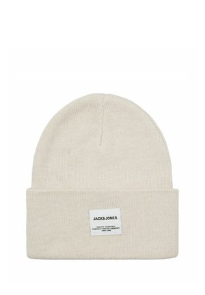 Gorro de punto beige con ala doblada y etiqueta rectangular blanca con la inscripción Jack & Jones y texto sobre la calidad del producto.
