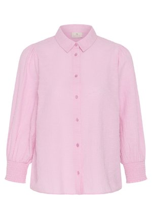 Blouse rose clair à manches longues avec devant boutonné, manches bouffantes, poignets froncés et col pointu, en tissu texturé.