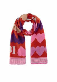 Écharpe en soie rouge ornée de différentes formes de cœurs en rose, violet et beige. Présente une bordure rose à motifs à la base. Texture douce.