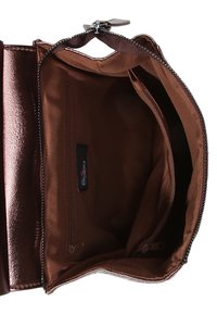 Intérieur de sac à main métallique marron avec une texture lisse, comprenant une poche zippée et un compartiment principal. La doublure est en tissu marron uni.