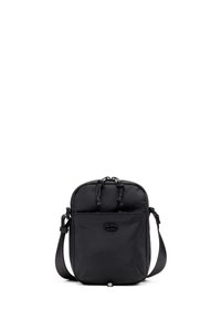 Svart nylong crossbody-väska med en rundad rektangulär form, justerbar rem, övre dragkedja och en liten logotyp på framsidan.