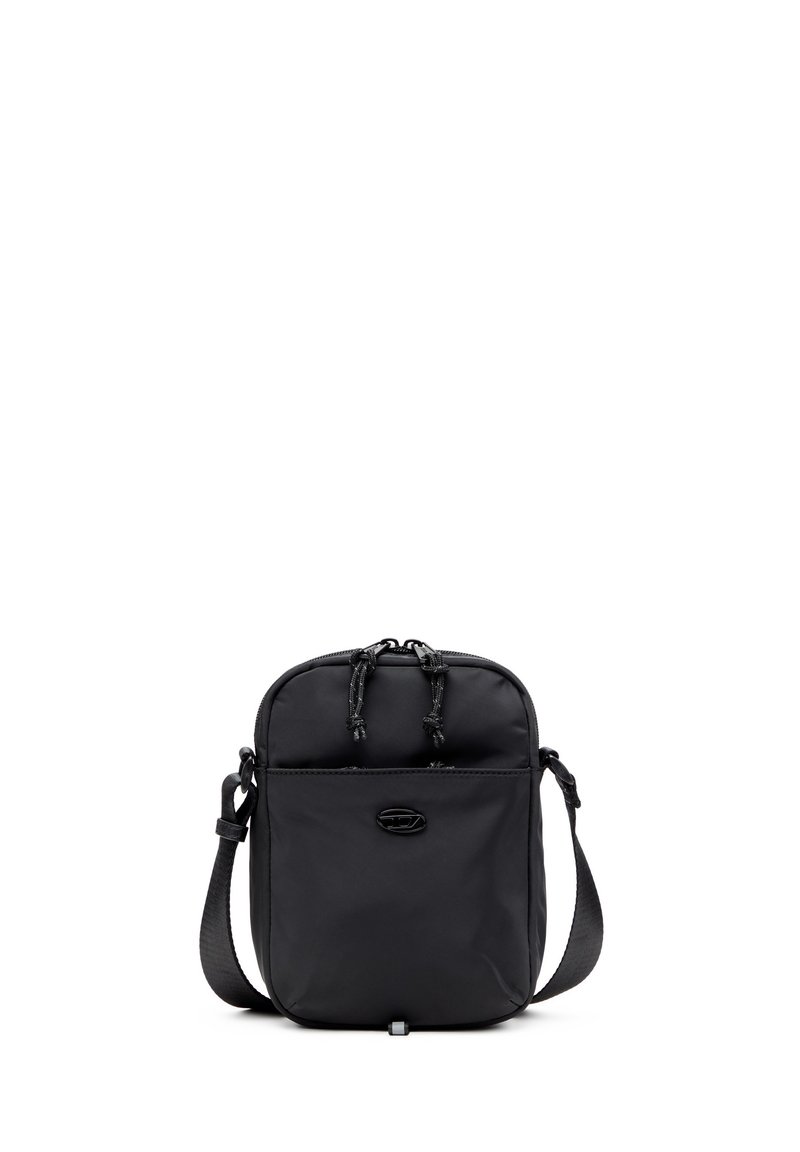 Svart nylong crossbody-väska med en rundad rektangulär form, justerbar rem, övre dragkedja och en liten logotyp på framsidan.