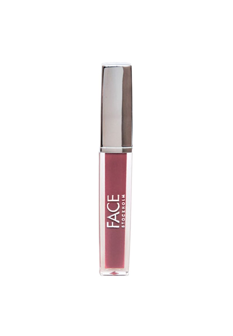 Lippen gloss in einem transparenten Röhrchen mit einem silbernen Deckel, das einen hellrosanen Farbton aufweist und den Markennamen "FACE STOCKHOLM" an der Seite zeigt.