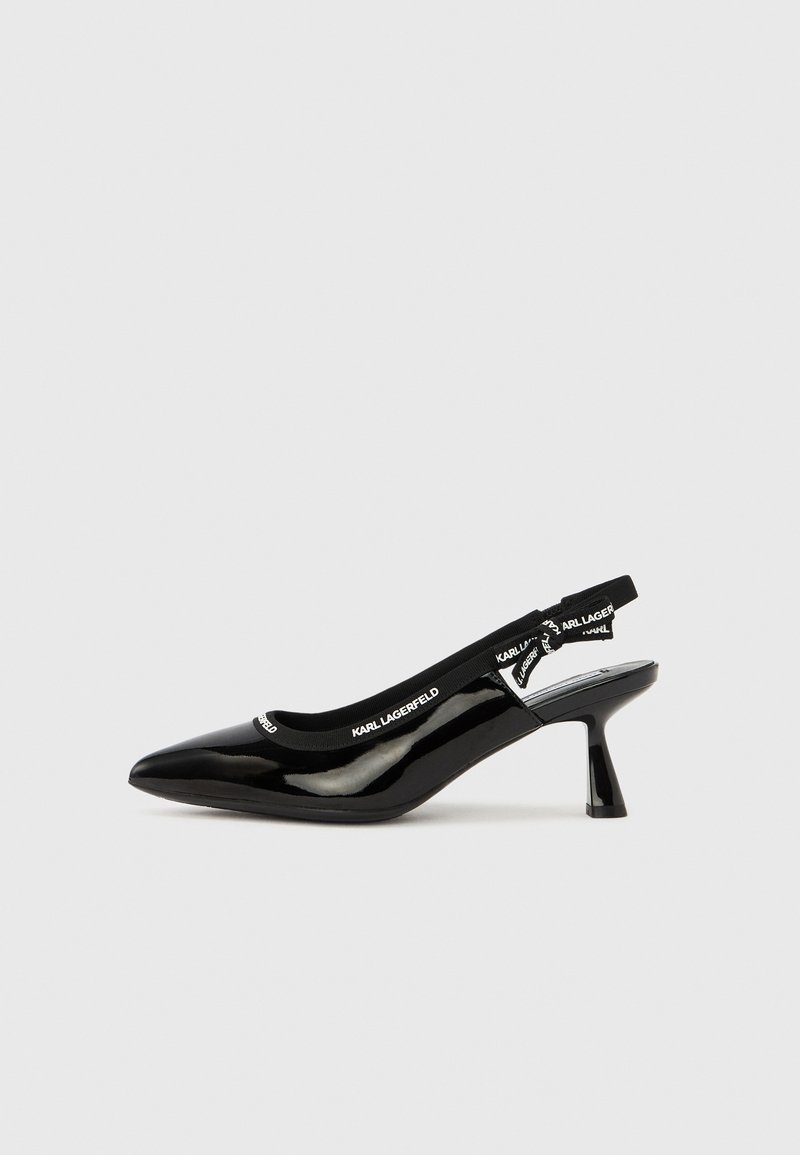 Čierne lodičky na opätku so slingback remienkom z lakovanej kože s špicatou špičkou, s elastickým pásikom potlačeným logom a stredne vysokým zahnutým opätkom.