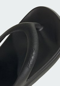 adidas Sportswear Sandály s odděleným palcem - core black   core black   core black