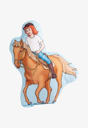 Cuscino a forma di cavallo con un cavaliere dai capelli rossi, vestito con una camicia bianca e pantaloni blu, su uno sfondo azzurro chiaro. Materiale morbido e design colorato.