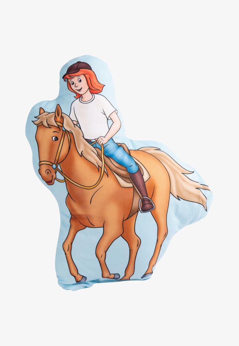 Cuscino a forma di cavallo con un cavaliere dai capelli rossi, vestito con una camicia bianca e pantaloni blu, su uno sfondo azzurro chiaro. Materiale morbido e design colorato.