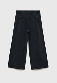 Široke črne hlače iz mehkega blaga, z elastiko v pasu in dvema zadnjima žepoma. Gladka tekstura in izpopolnjen kroj.