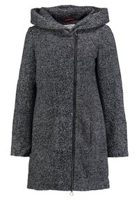 Cappotto testurizzato grigio e nero con chiusura a zip e un grande cappuccio. Presenta maniche lunghe e una silhouette leggermente svasata.