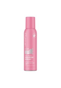 Roze spuitbus met een afgeronde bovenkant, gelabeld "Plump Up the Volume Root Boost Mousse Spray." Bevat zilveren tekst en logo voor cruelty-free.
