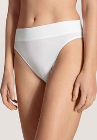 Witte katoenen bikini onderbroek met een brede tailleband en een gladde textuur, met een klassieke snit en een minimalistisch ontwerp.
