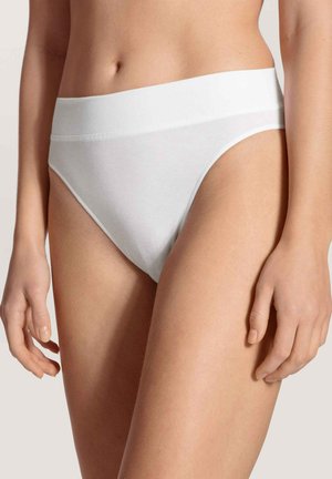 Weiße Baumwoll-Bikiniunterwäsche mit einem breiten Bund und glatter Textur, die einen klassischen Schnitt und ein minimalistisches Design aufweist.
