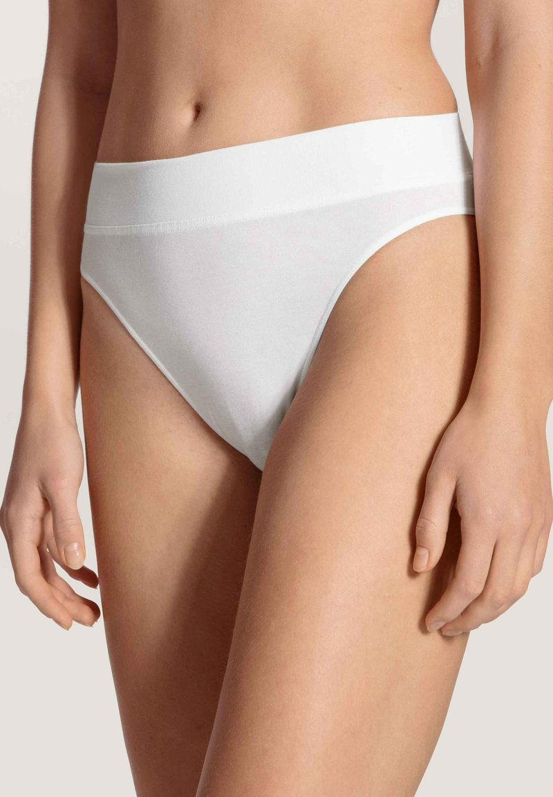 Witte katoenen bikini onderbroek met een brede tailleband en een gladde textuur, met een klassieke snit en een minimalistisch ontwerp.