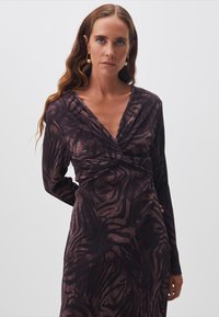Langärmliges Kleid in Dunkelpurpur mit vertikalen Rippungen und einem subtilen Tiermuster, mit einem verdrehten Oberteil und V-Ausschnitt.