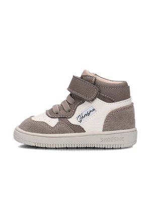 Bruine en witte hoge sneakers van suede en gestructureerd leer, met een klittenbandsluiting en veters; rubberen zool met "SHOESME"-branding.